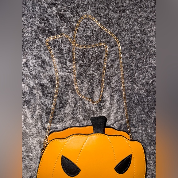 NWOT Pumpkin Shaped Crossbody Bag - Picture 5 of 13
